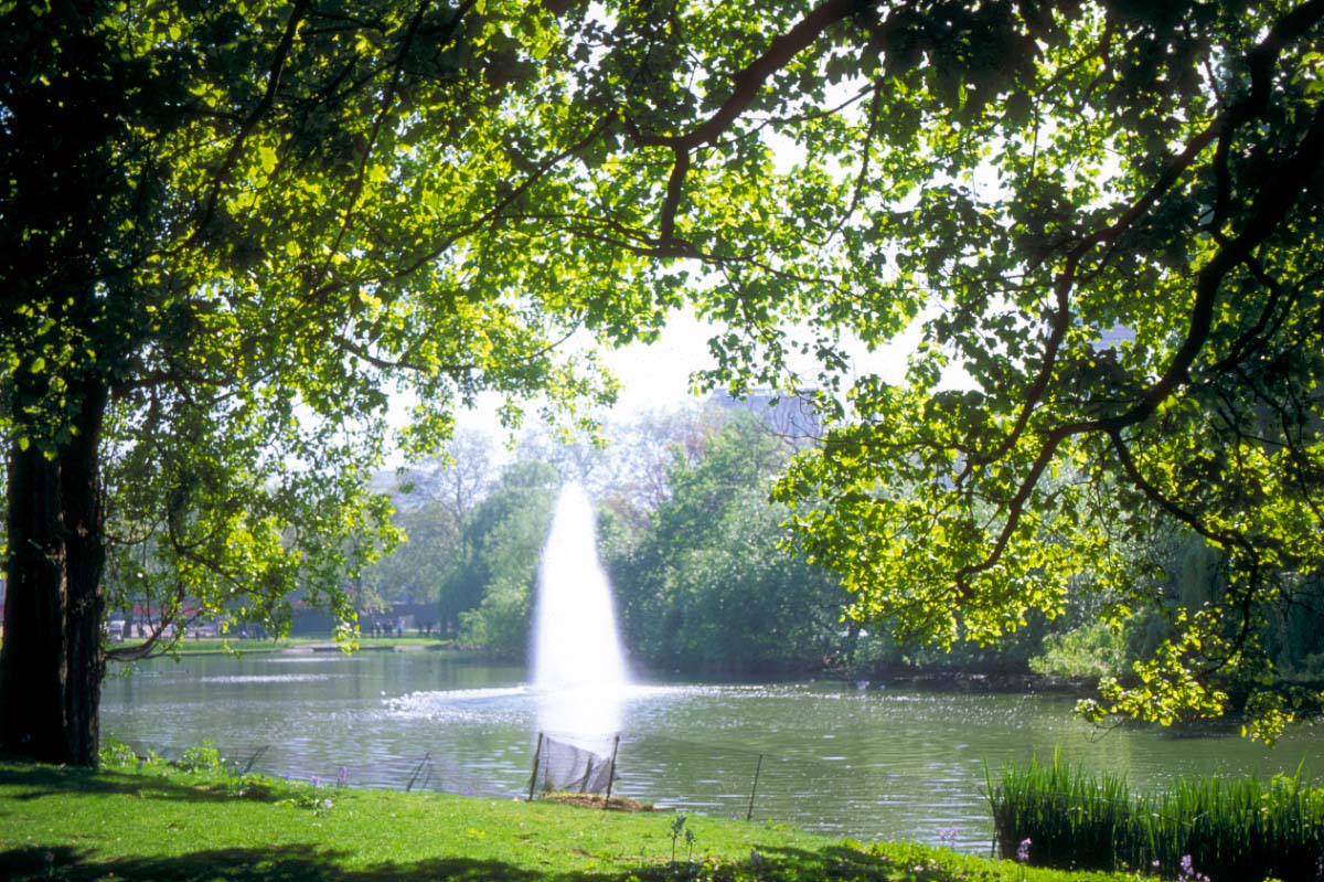 St James's Park lake (c) FreeFoto.com